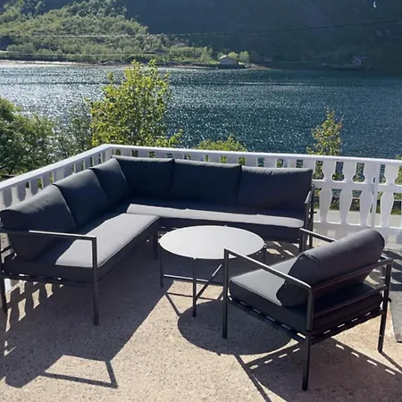 Large Detached House In The Middle Of Lofoten Hébergement de vacances *
