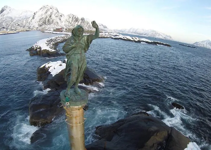 Large Detached House In The Middle Of Lofoten בית נופש